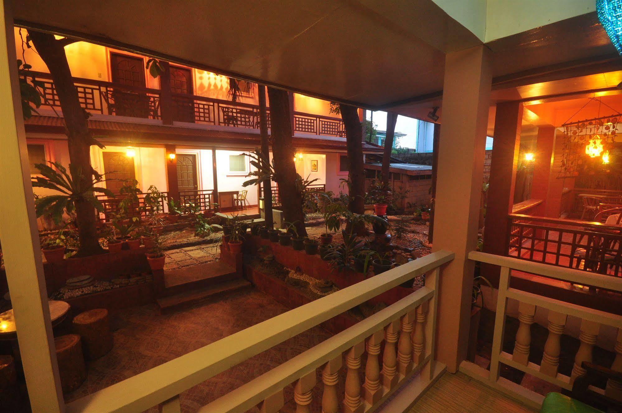Lola Itang Pension House Tiniguiban Exterior foto