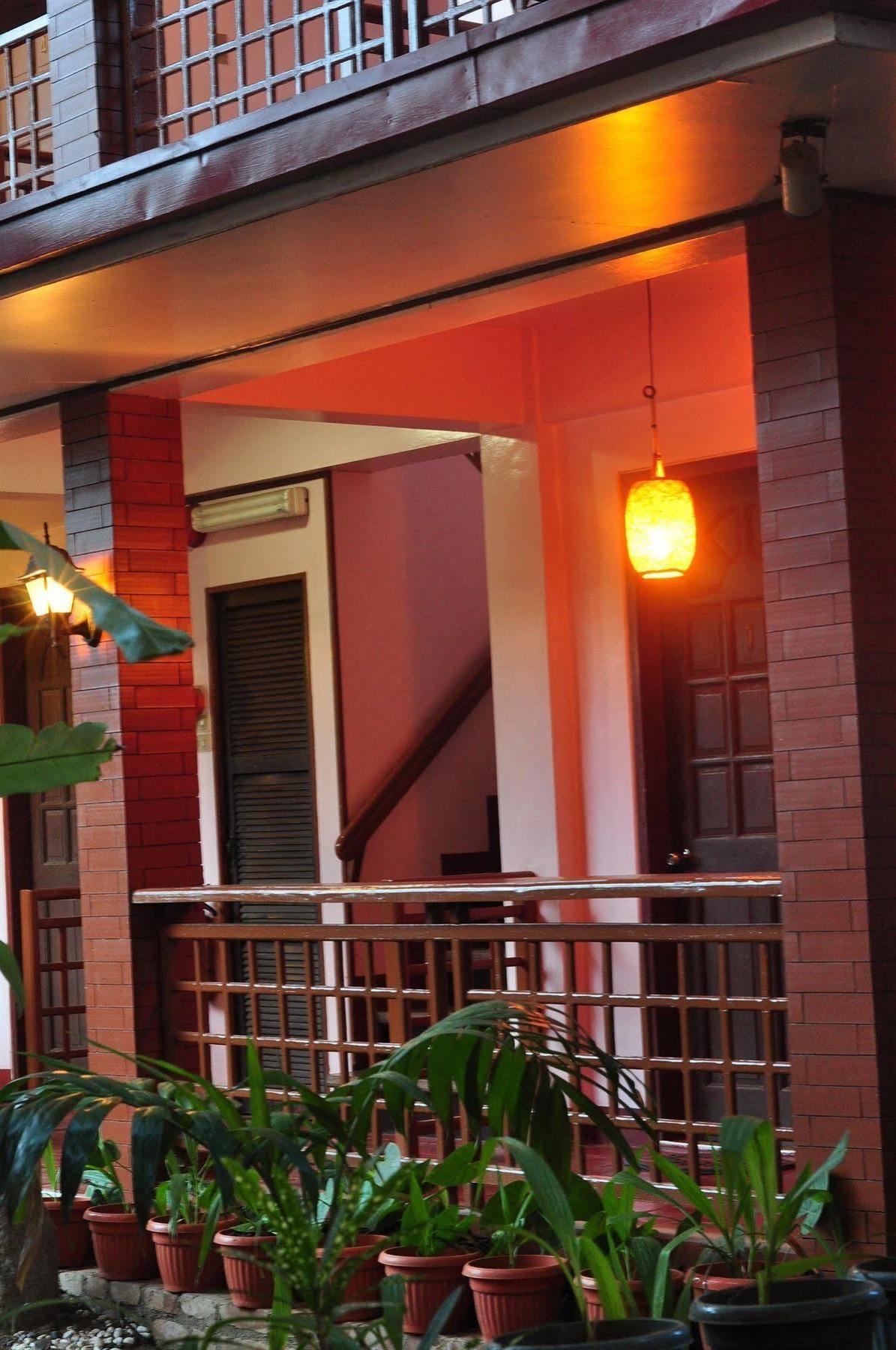Lola Itang Pension House Tiniguiban Exterior foto